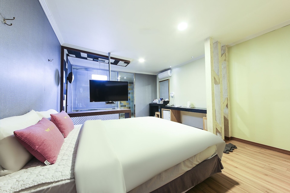 Central Hotel 17/46