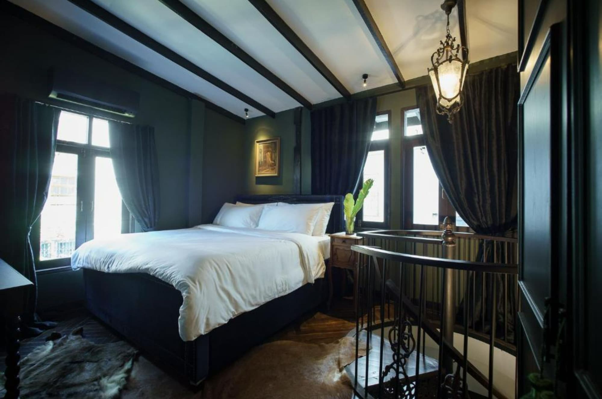 DUPLEX, KING BED