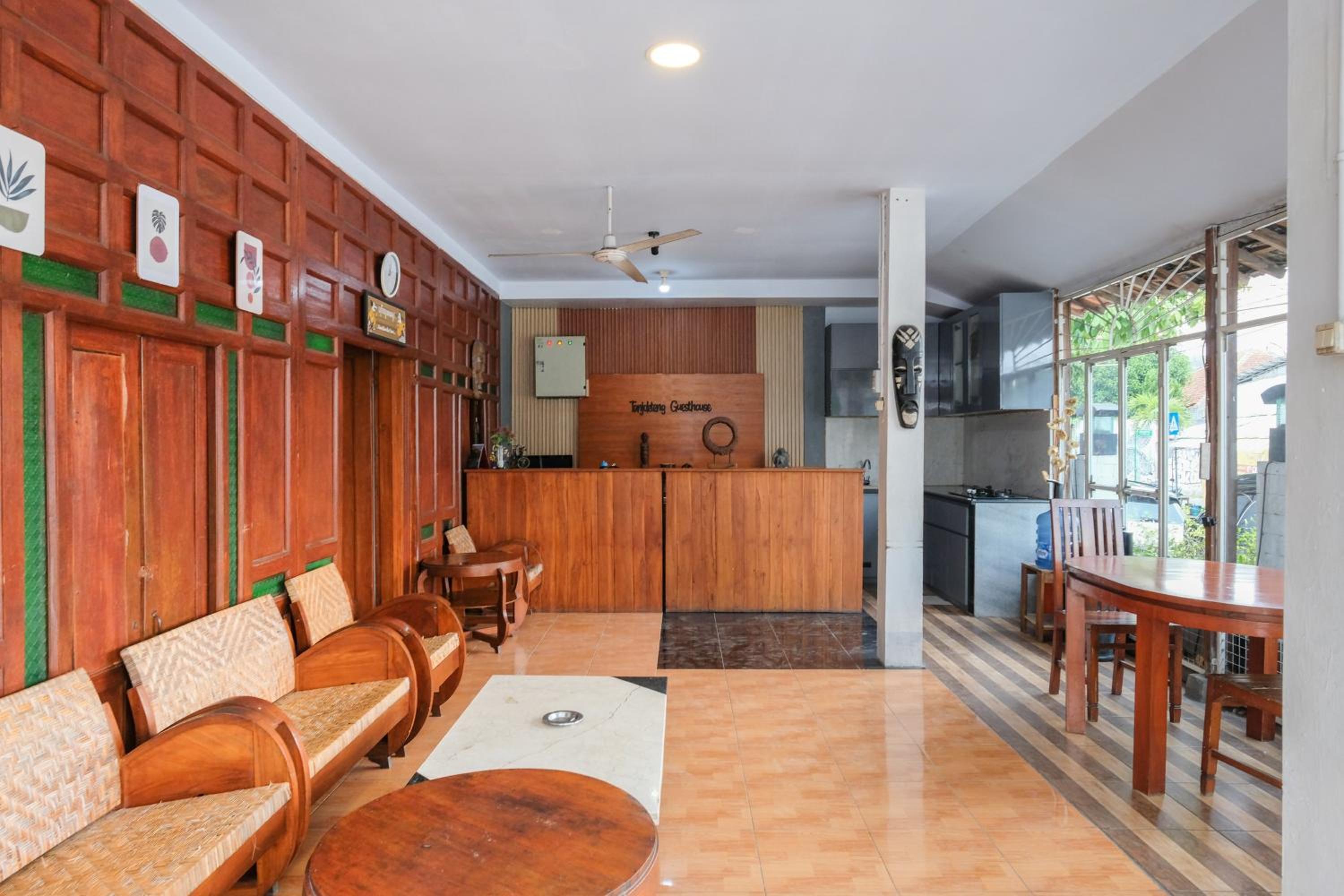 OYO 4016 Tan Jokteng Guest House 14/51