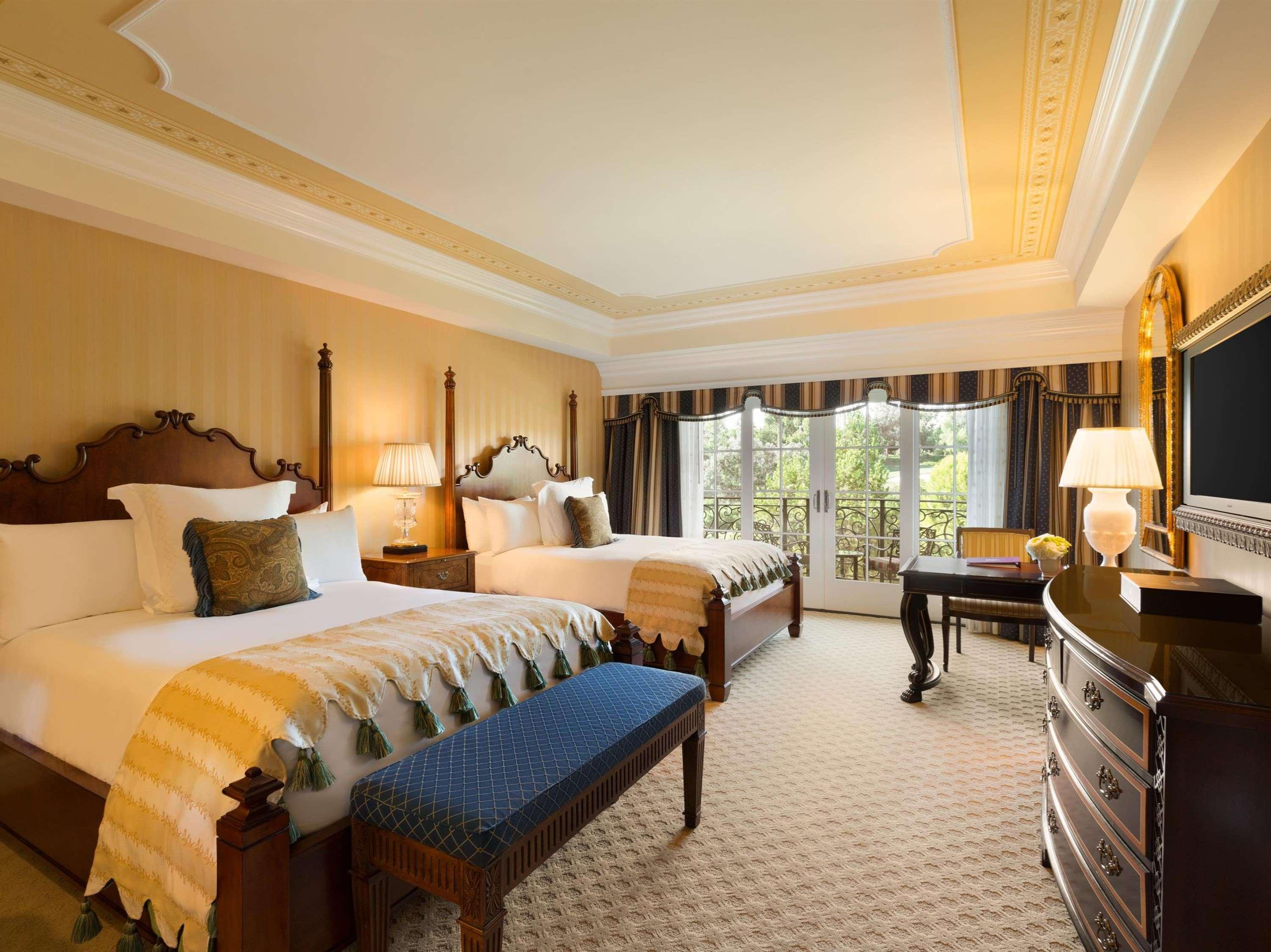 FAIRMONT, 2 QUEEN BEDS