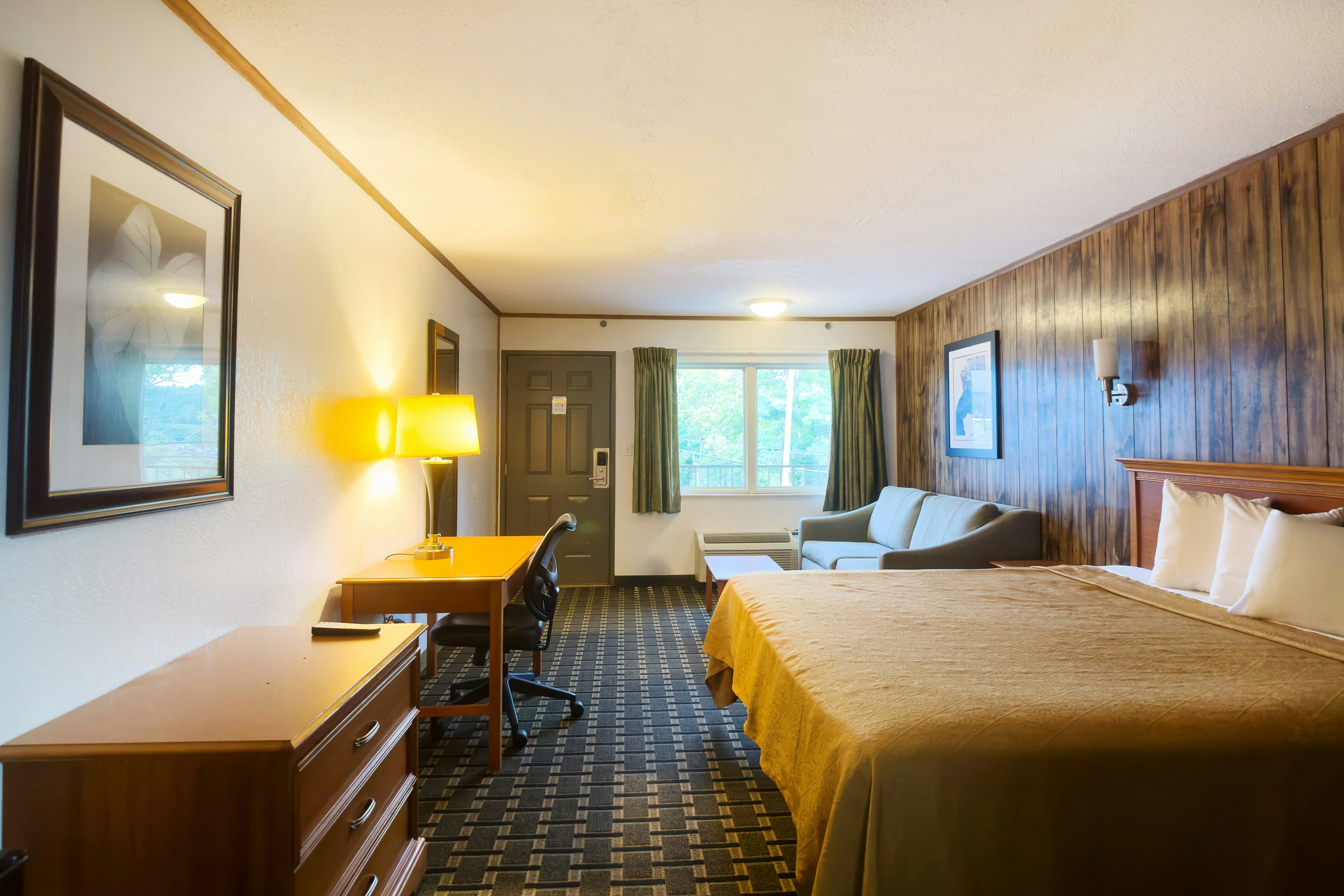 Queen Room - RiverFront