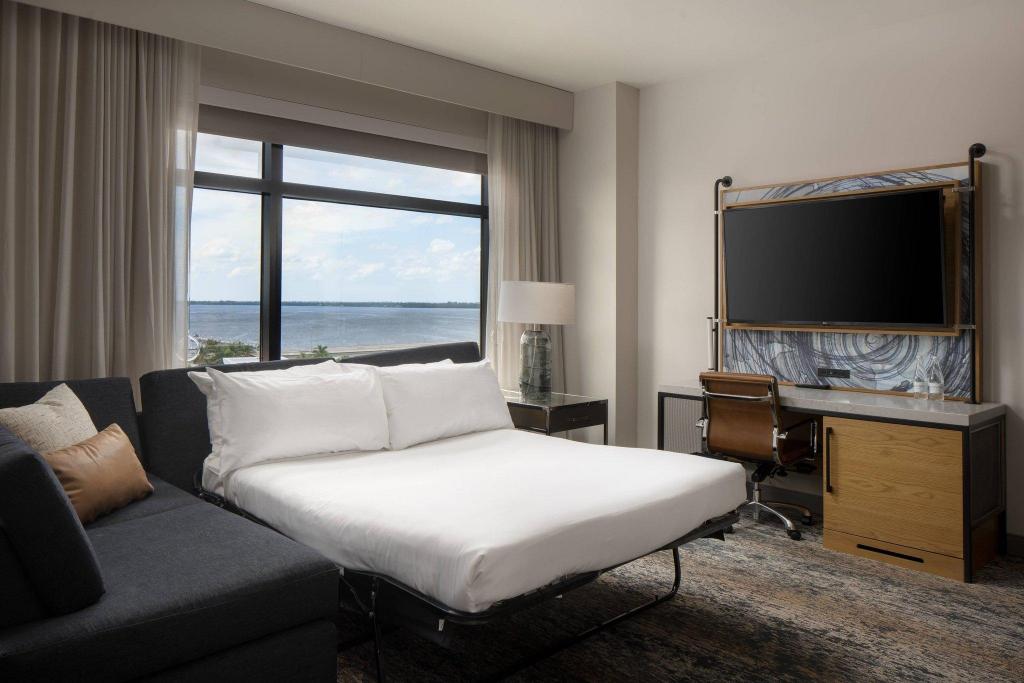 Studio, Suite, King Bed, Partial River View, Sofa