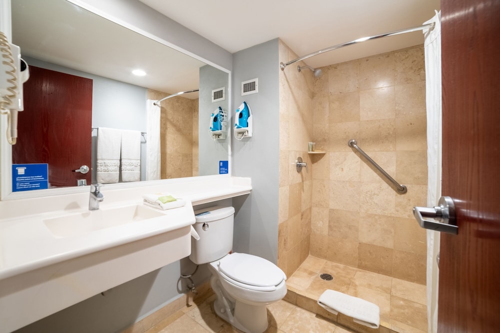 جناح بسرير كوين مع أريكة، City Express by Marriott Puebla Centro 4/4