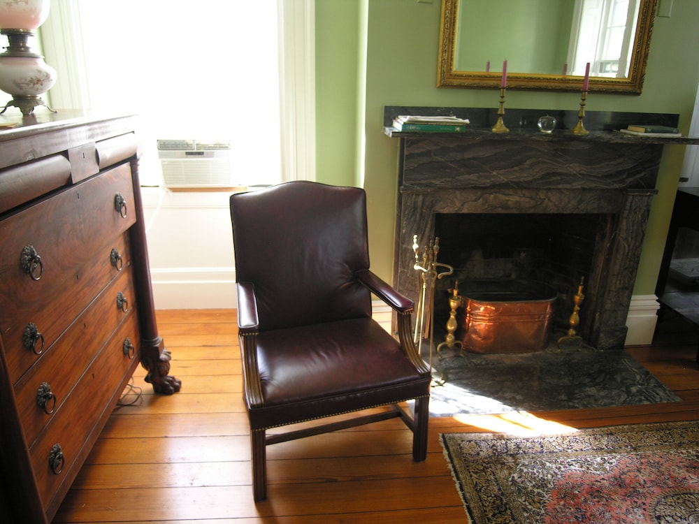 Delano Homestead Bed & Breakfast 36/64
