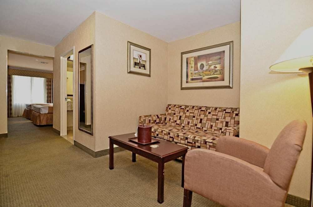 Spark by Hilton Rahway 15/25