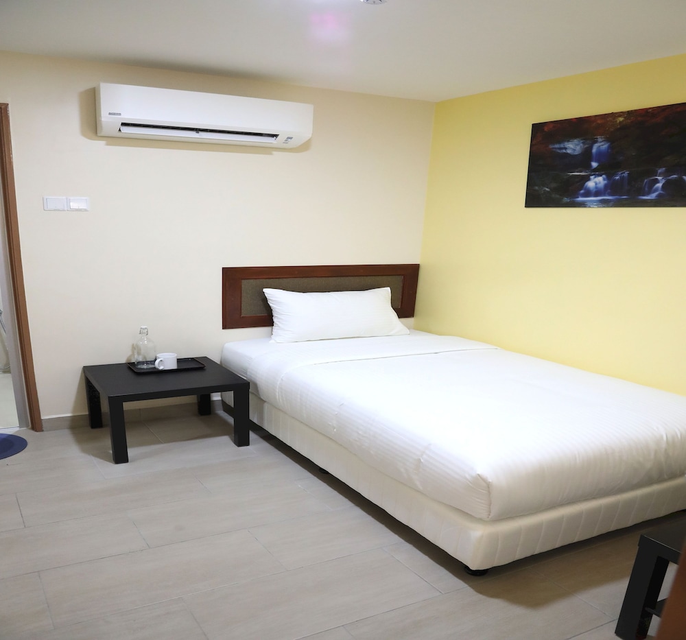 Capital O 90897 Island City Hotel 26/50