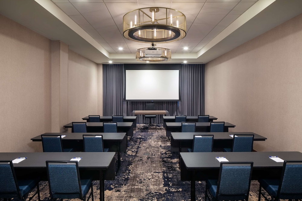 Hampton Inn Boston Seaport District 50/64