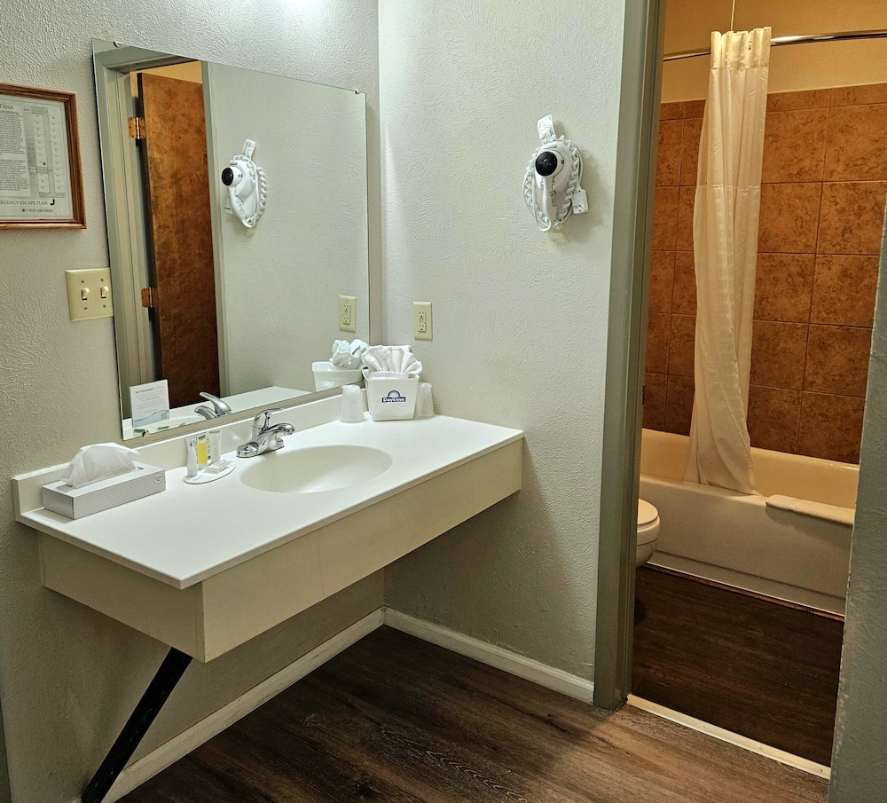 Days Inn and Suites by Wyndham Downtown Missoula-University 66/66