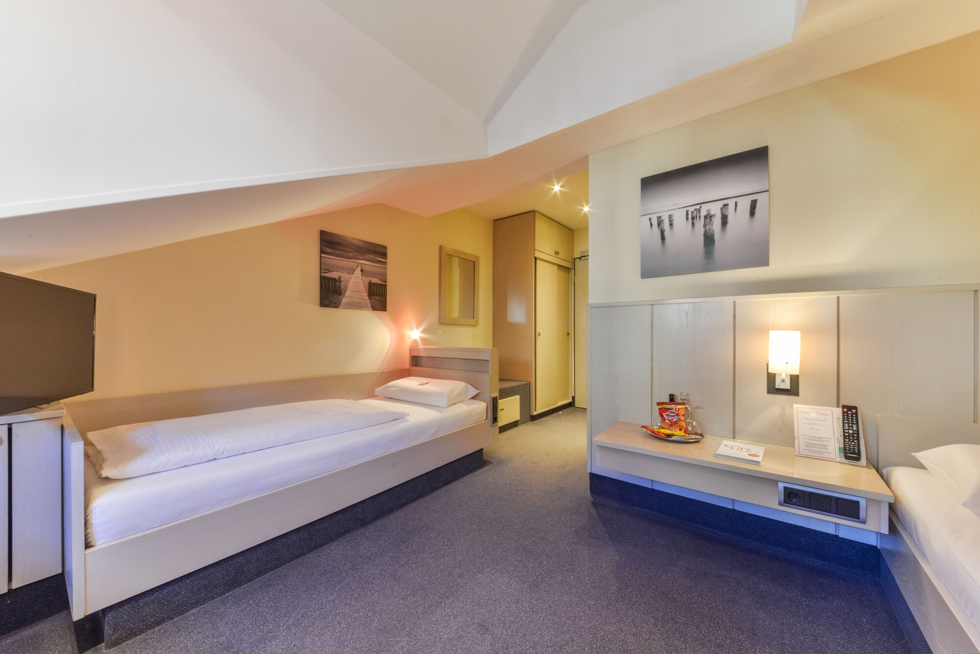 JUNIOR, TWIN BEDS