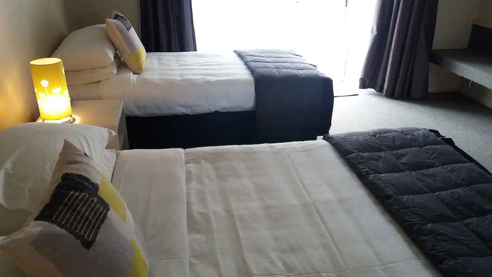 Settlers Motor Lodge 23/43