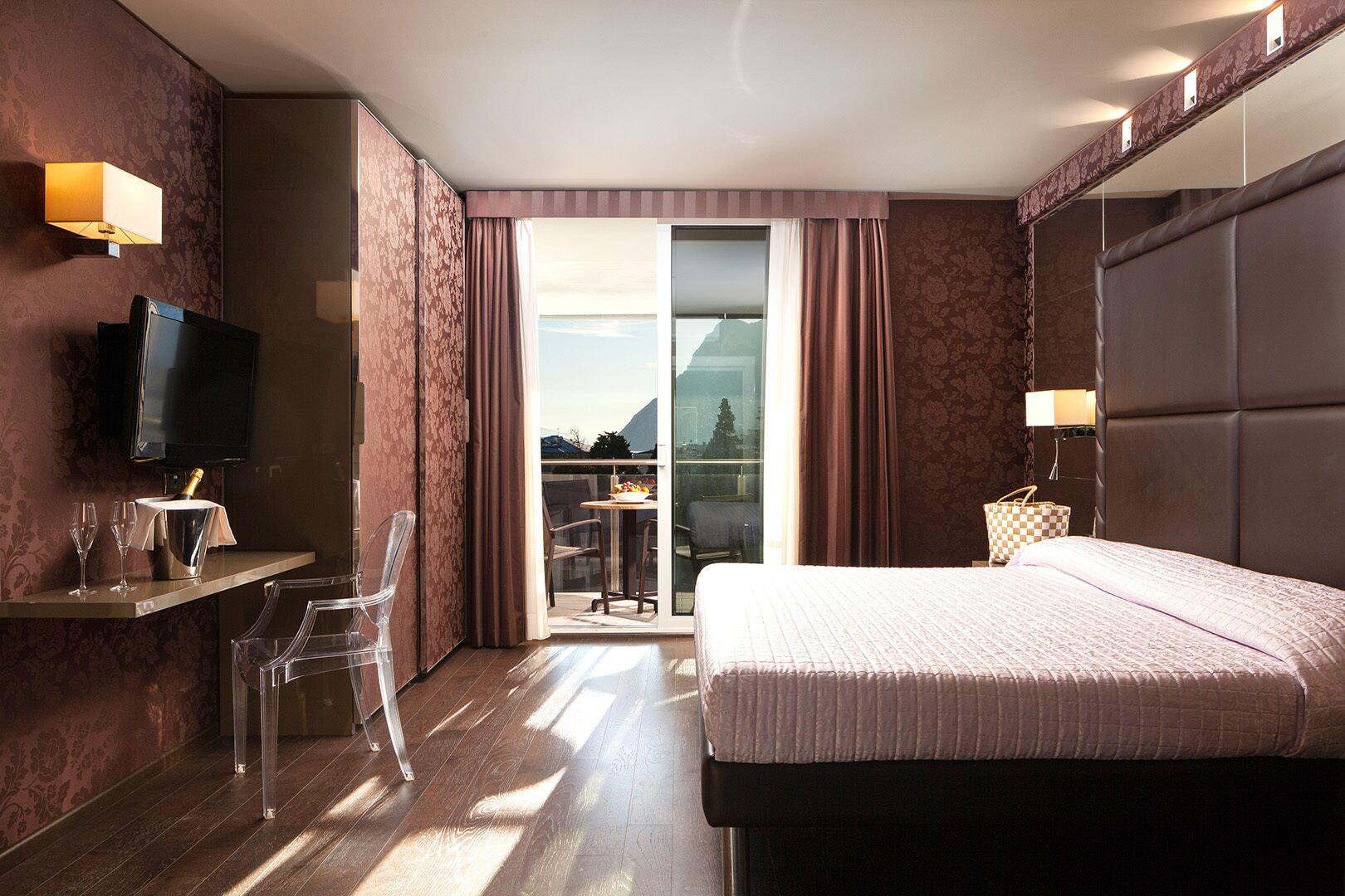 suite, balcony