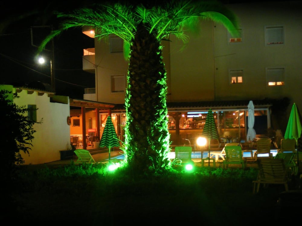 AUSTRALIA HOTEL 33/44
