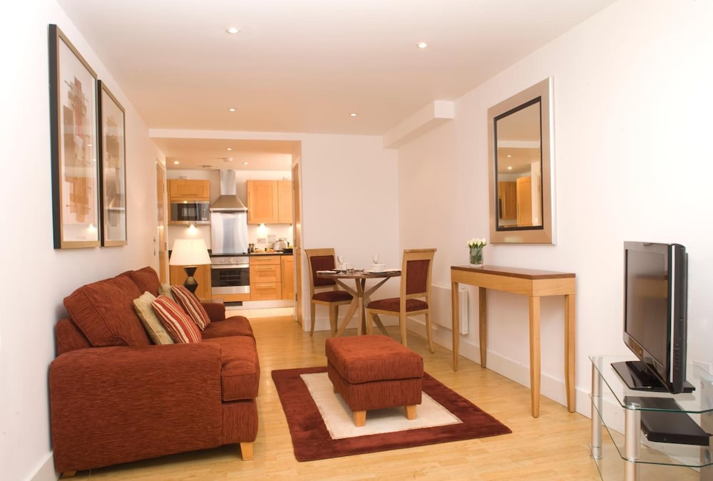 Marlin Apartments Empire Square 15/26