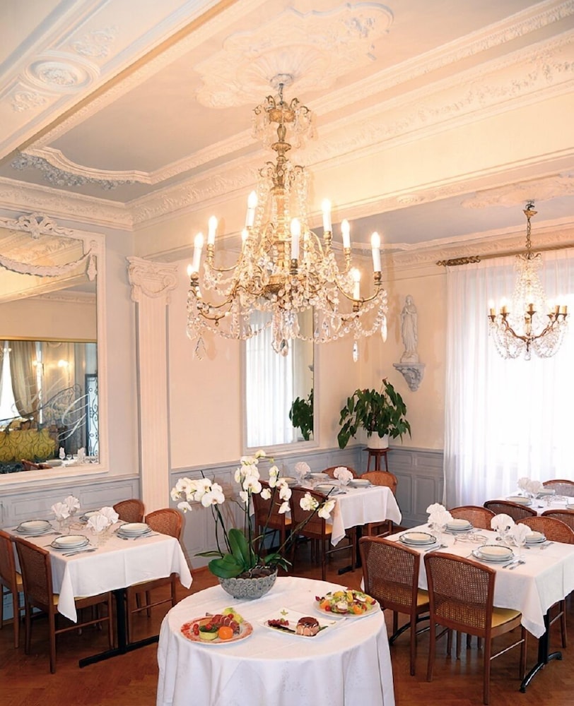 Gloria & Avenue Hotel 19/24