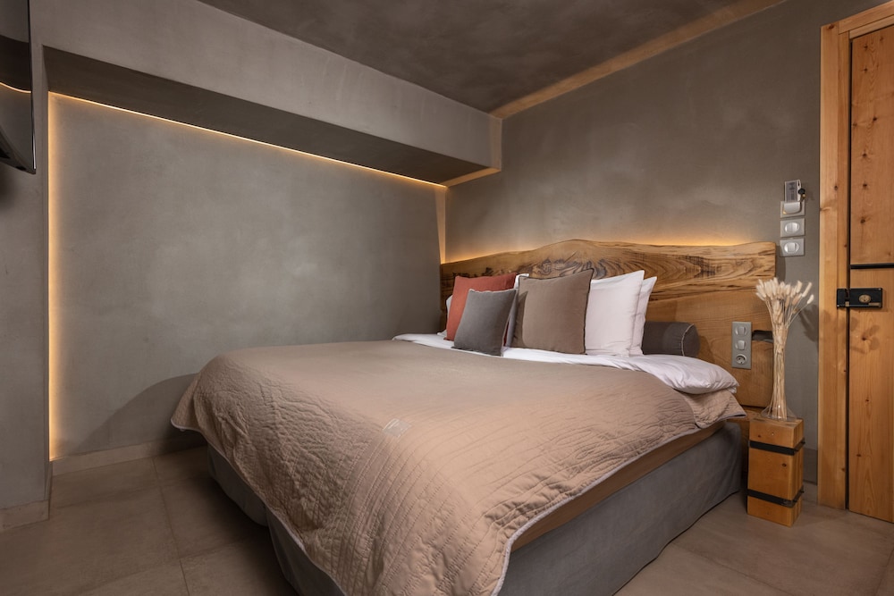 Wood, Junior Suite, Queen Bed, Hot Tub