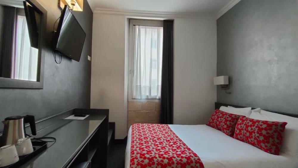 ROOM, DOUBLE BED, SMALL