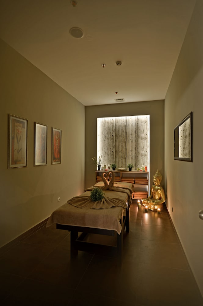 Karinna Convention And Spa 25/55