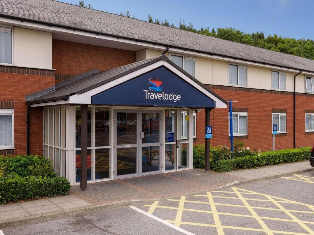 Travelodge Wakefield Woolley Edge M1 Northbound 18/20