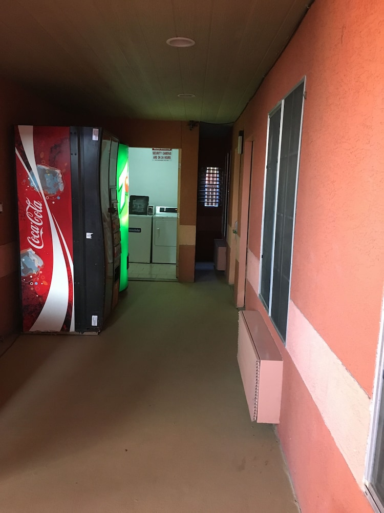 Econo Lodge Inn & Suites Near Lackland AFB San Antonio, TX 24/36