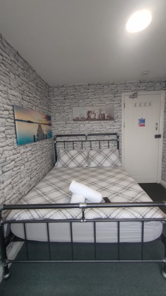 OYO Shore Surf Lodge 30/50