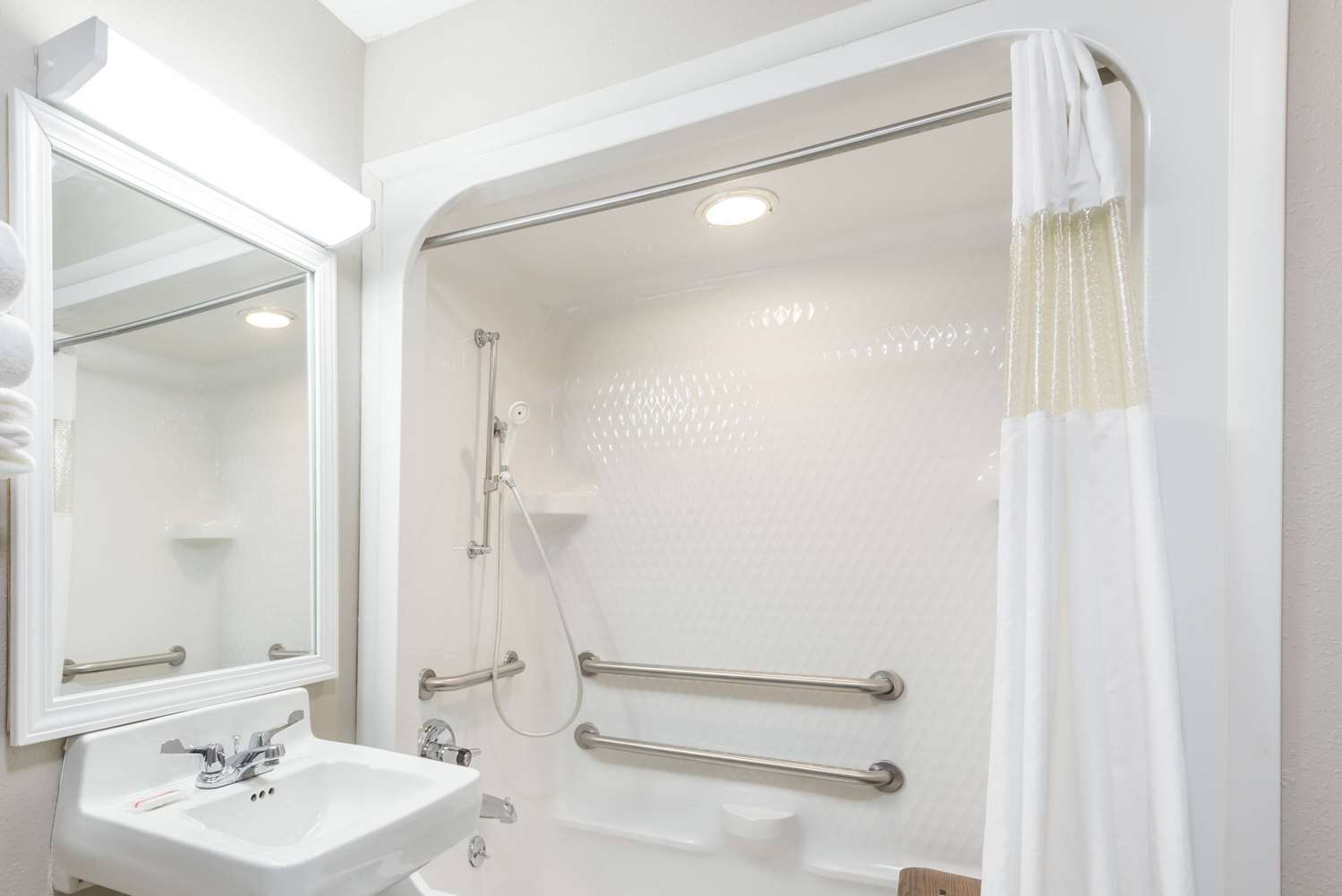 Baymont By Wyndham Cambridge 20/21
