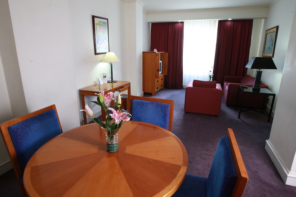 Surabaya Suites Hotel Powered by Archipelago 52/66