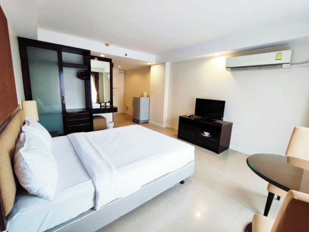 Romance Hotel Srinakarin 24/80
