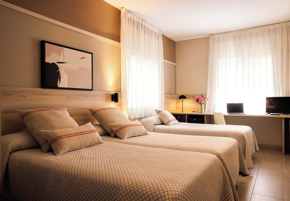 ROOM, TRIPLE