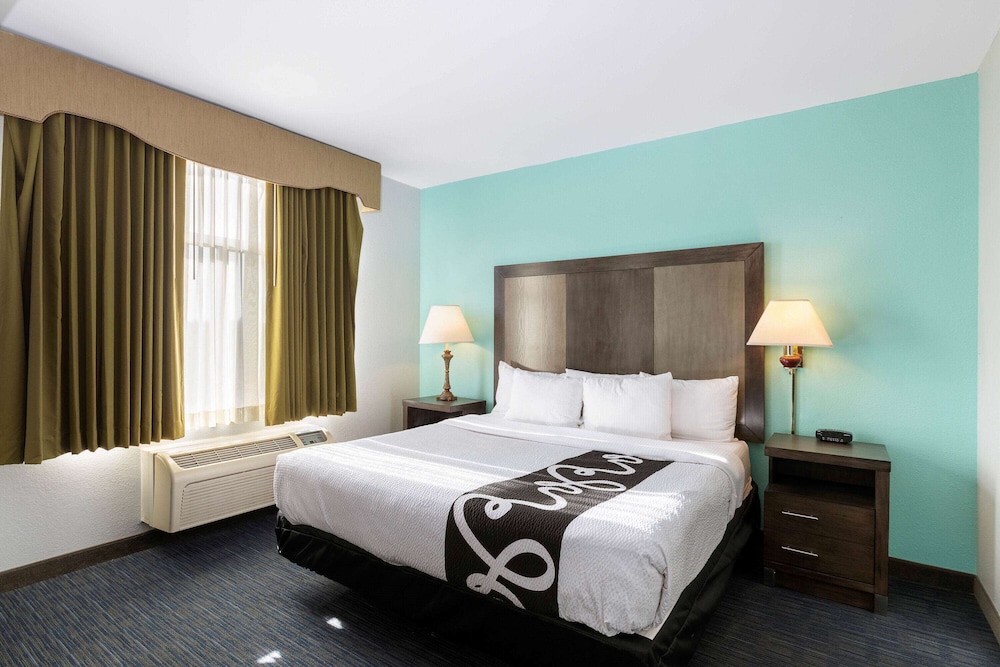Efficiency, Suite, King Bed, City View