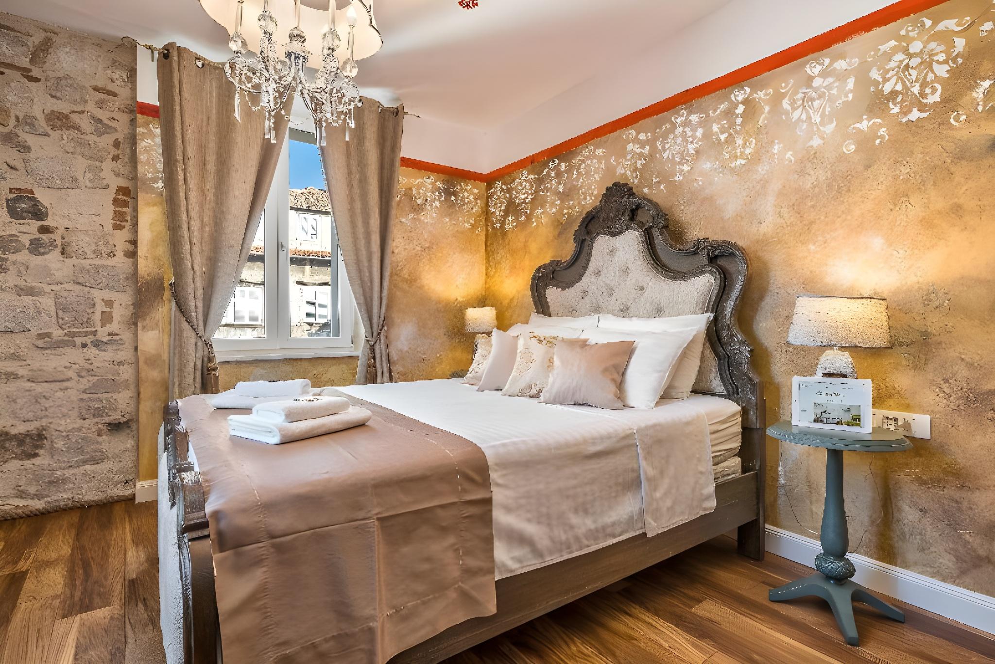 Deluxe, Single, 2 Double Beds