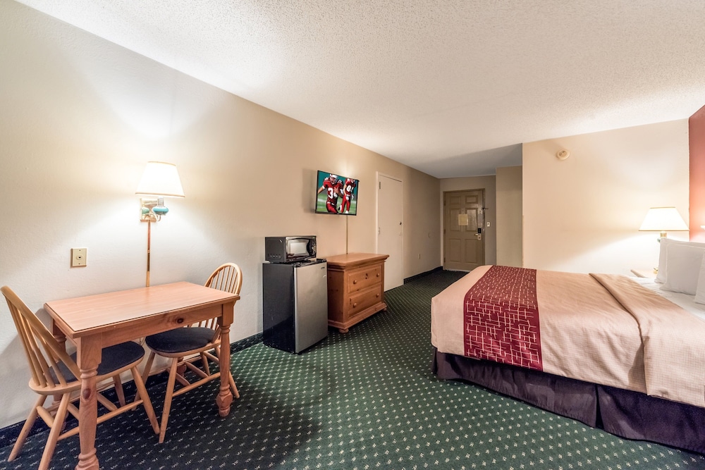 Red Roof Inn and Suites Knoxville East 17/42