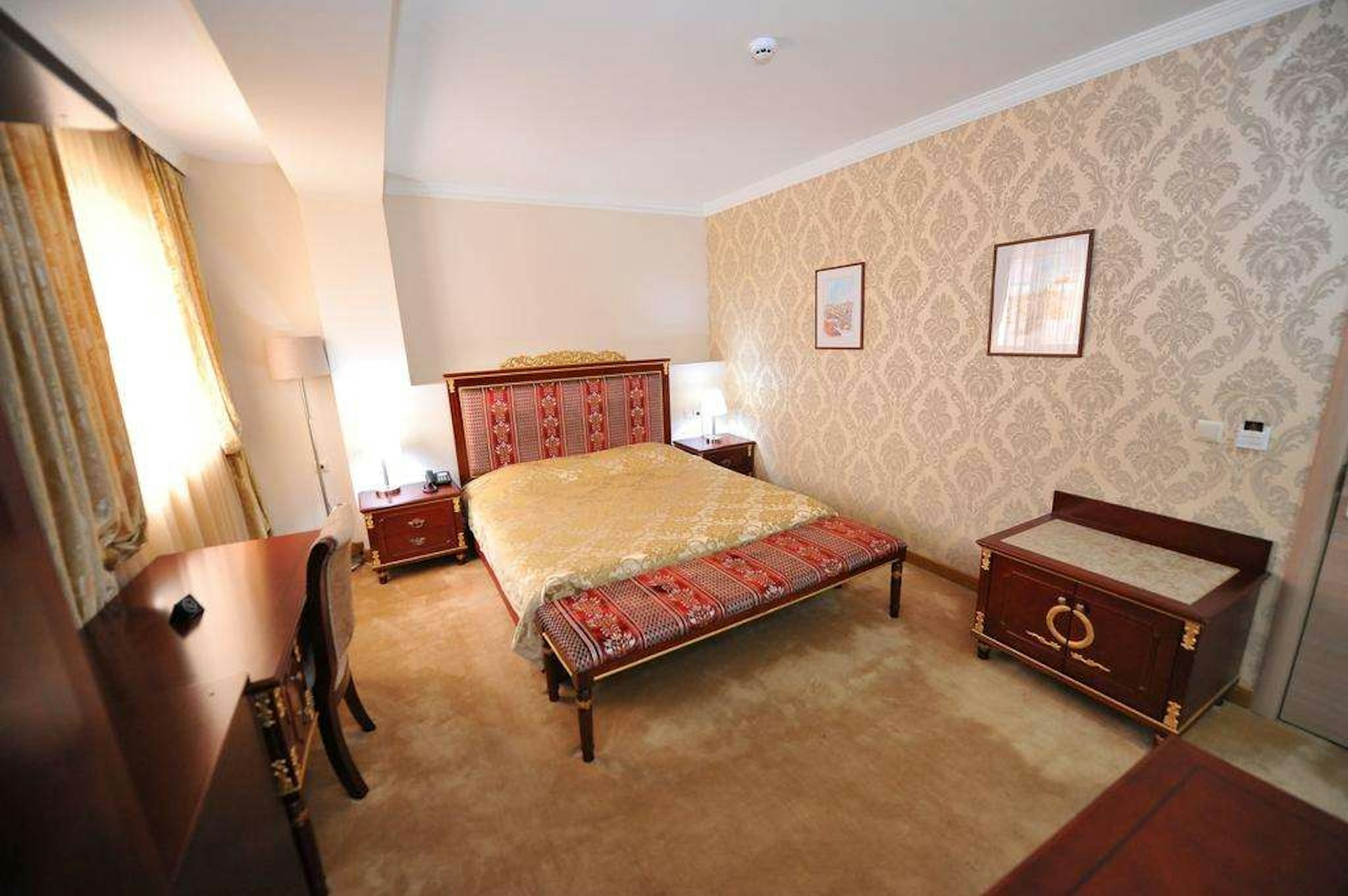Gold Hotel 10/67