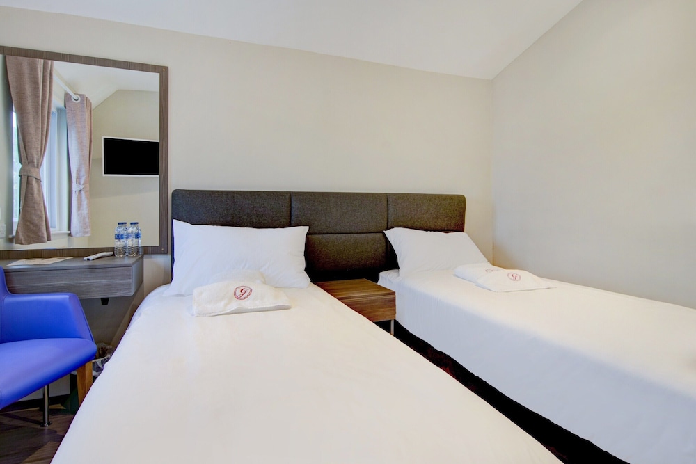 The Gissons Hotel 11/50
