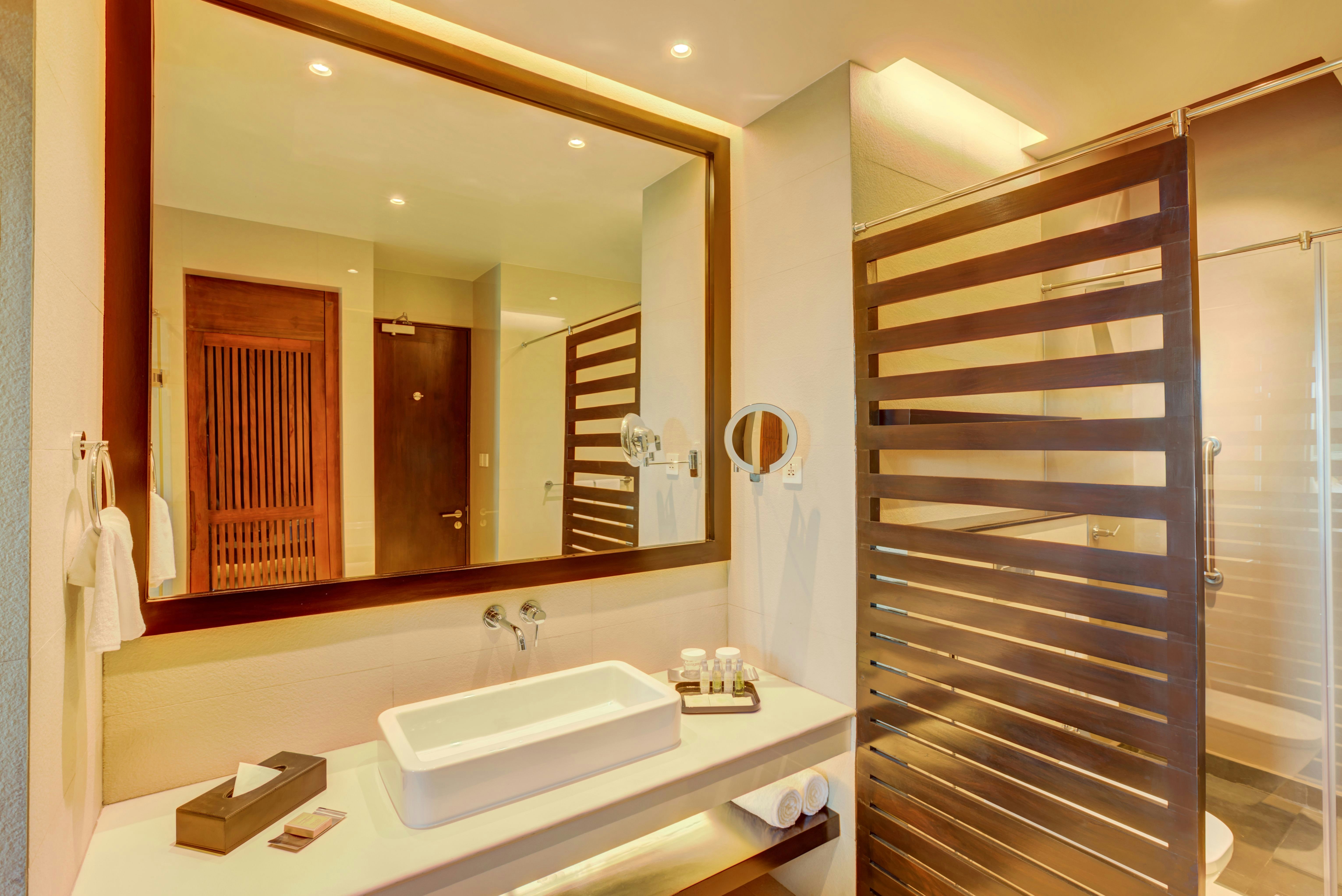 غرفة ديلوكس بسرير كينج بشرفة، Doubletree By Hilton Weerawila Rajawarna Resort 9/9