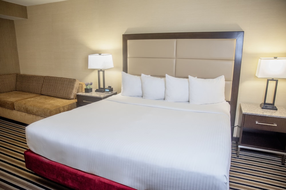 ROOM, KING BED, POOL SIDE