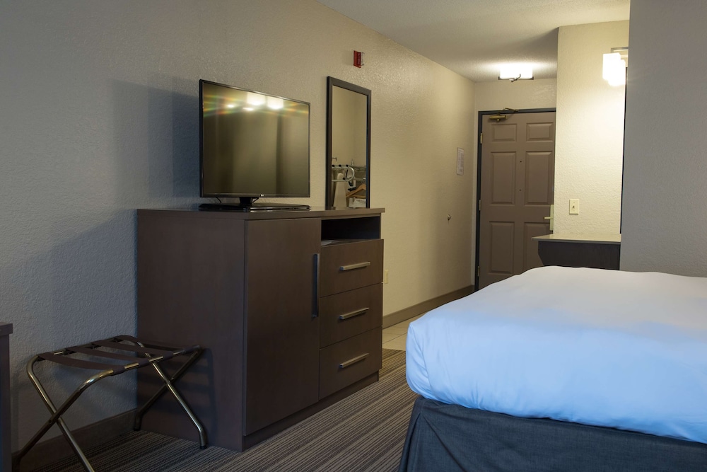 Country Inn & Suites by Radisson, Platteville, WI 12/48