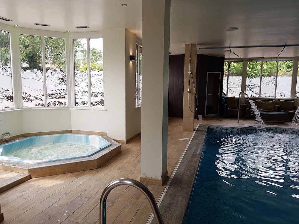 Stonecross Manor Hotel 26/37
