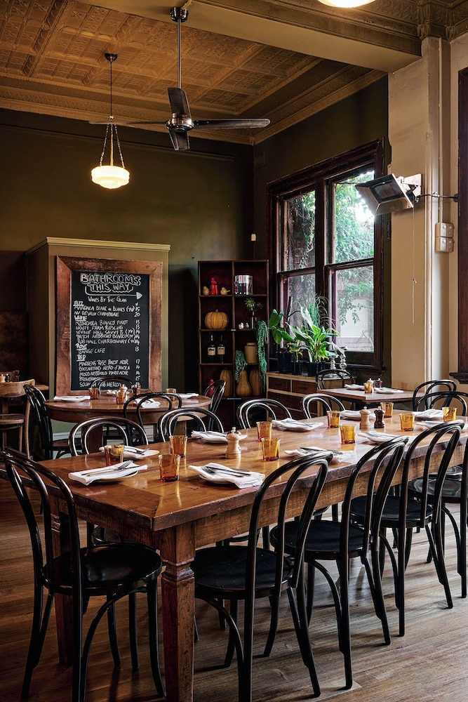 HEALESVILLE HOTEL 42/50