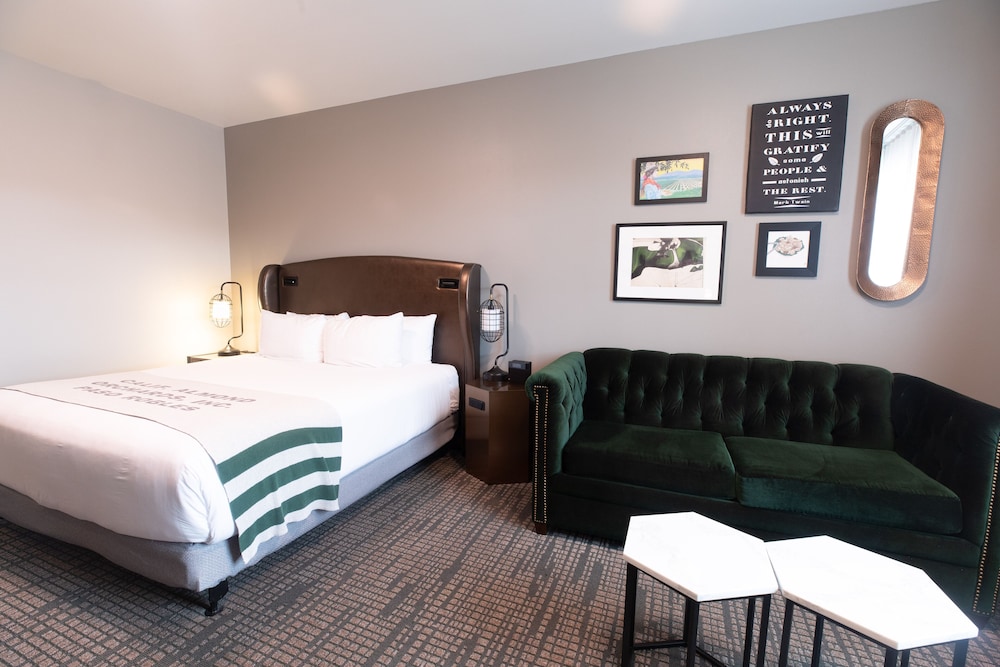 جناح بسرير كينج مع أريكة لذوي الإعاقة، Oxford Suites Paso Robles 3/5
