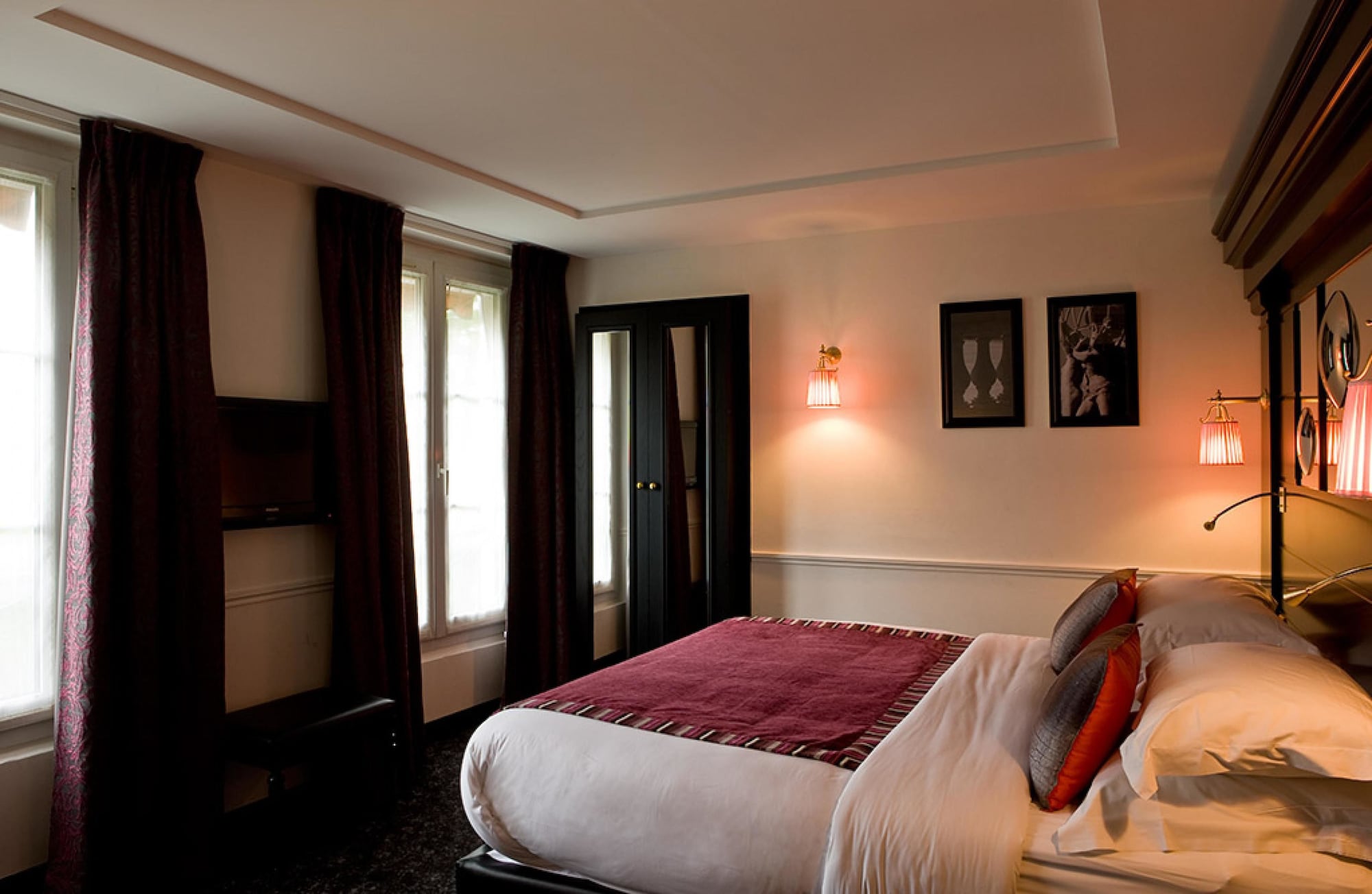 DELUXE, DOUBLE OR TWIN BED