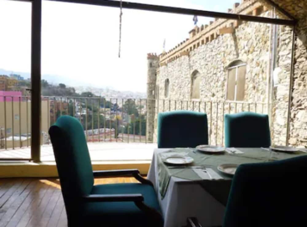 Hotel Castillo Santa Cecilia 54/70
