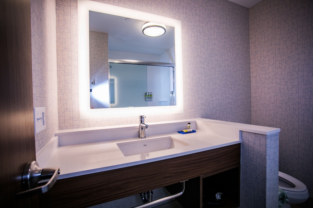 Holiday Inn Express & Suites Rehoboth Beach 32/51