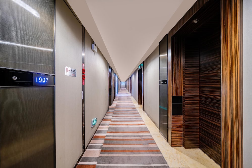 Estay Residence Poly World Trading Center 37/64