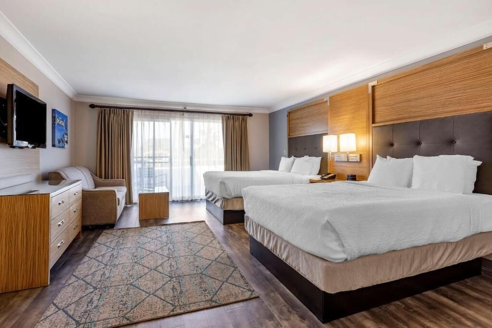 Shore Pavilion, 2 Queen Beds, Ocean View, Sofa