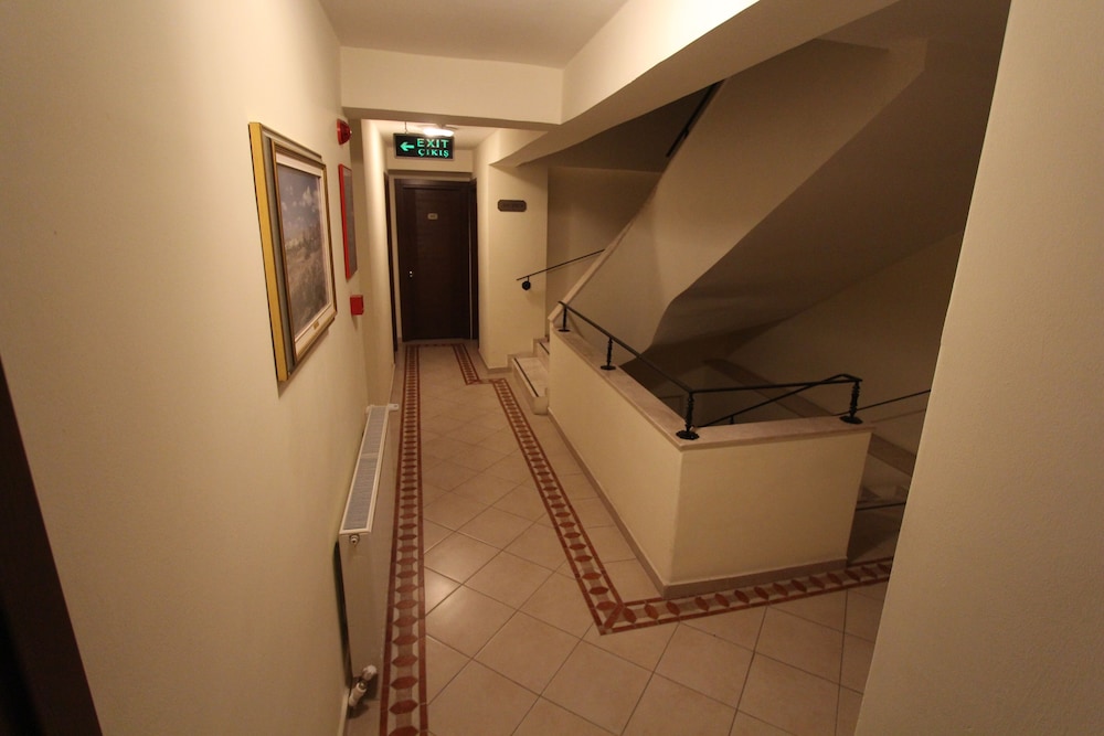 AVE MARIA HOTEL 64/65
