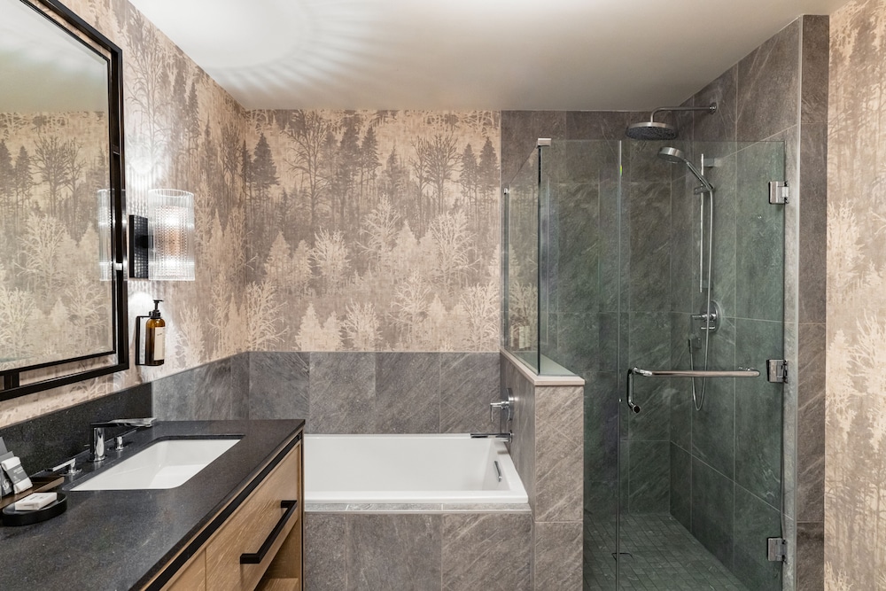 Luxury, Suite, 2 Double Beds, Lake Front, Sofa، Fairmont Jasper Park Lodge 5/5
