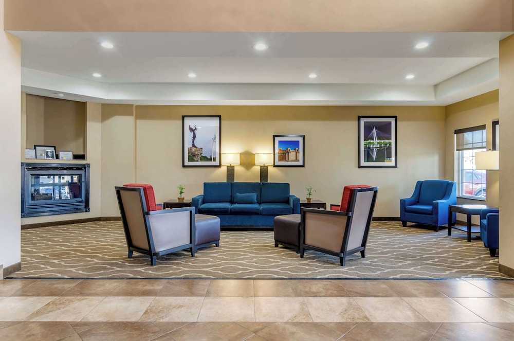 Comfort Inn And Suites 22/32
