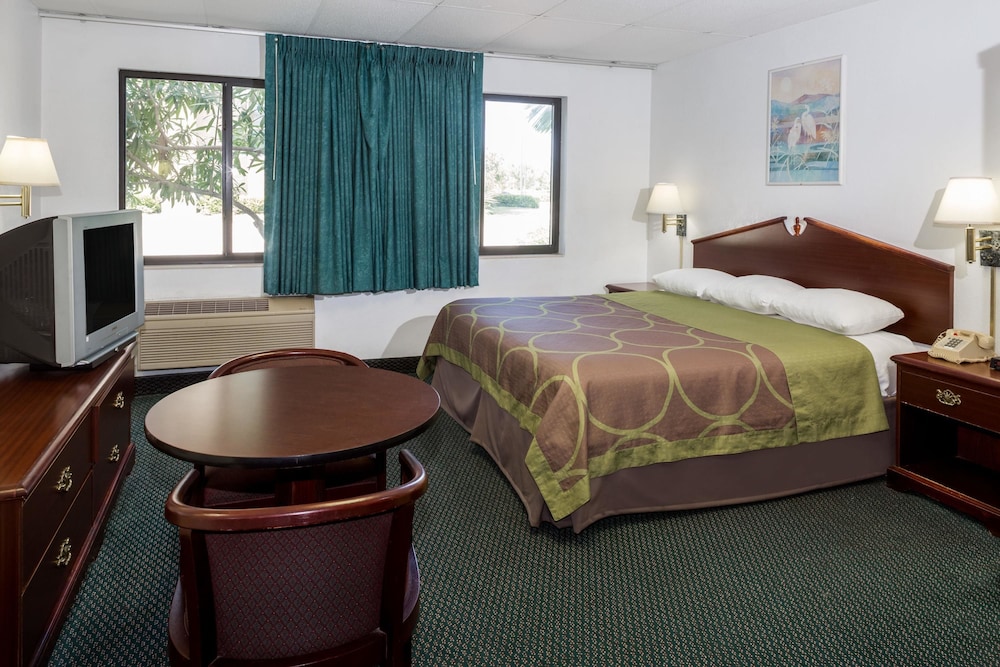 Super 8 by Wyndham Pompano Beach 6/21