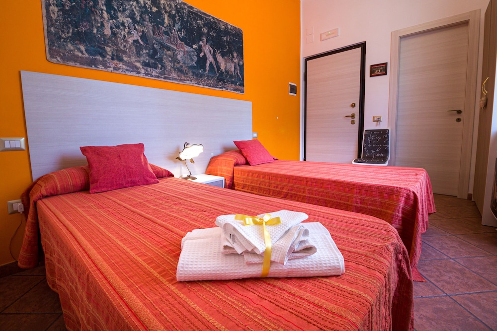 ROOM, DOUBLE OR TWIN BED