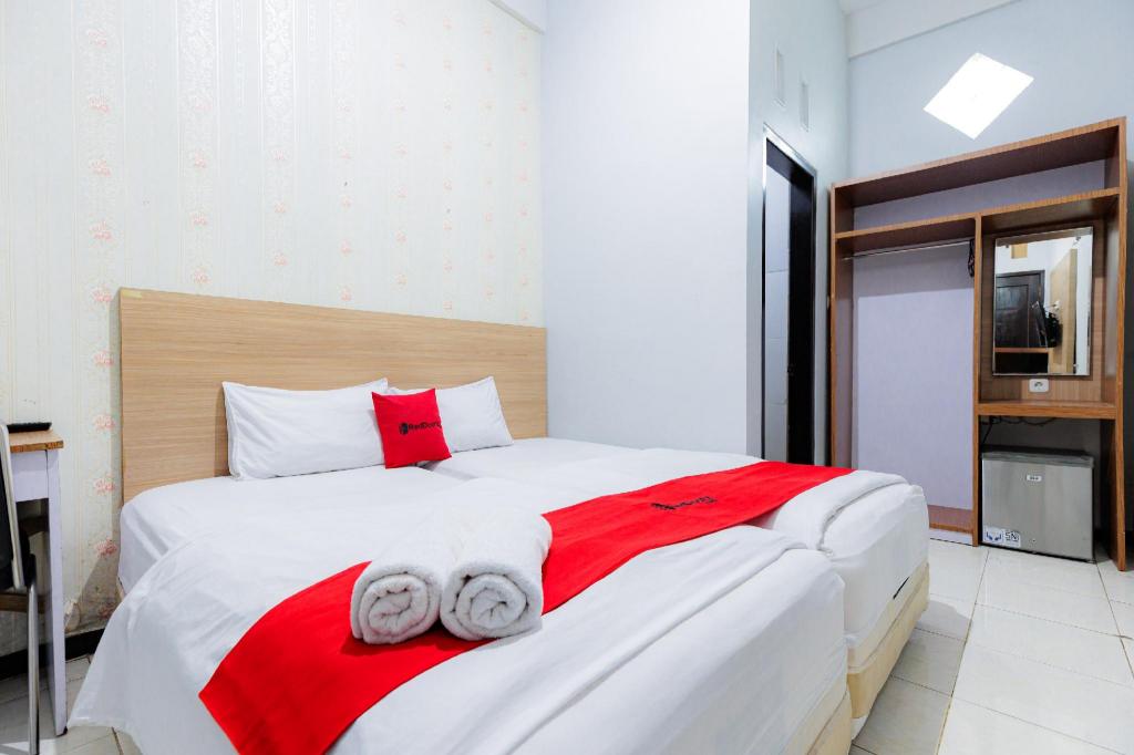 RedDoorz Plus near Malang Town Square 26/50